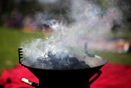 Roma esplode barbecue i giardino uomo travolto dalle fiamme al volto è in coma