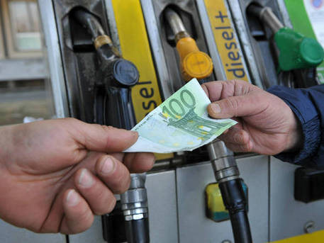 Benzina il prezzo sarebbe solo di 44 centesimi a litro senza le accise