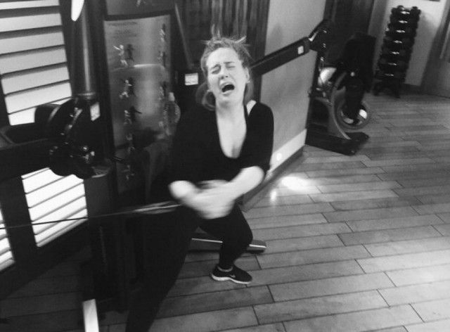 Adele in palestra posta foto con smorfia di dolore su Instagram che diventa virale