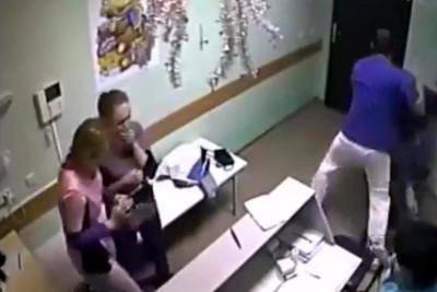 Russia choc medico violento uccide in ospedale con un pugno paziente, video