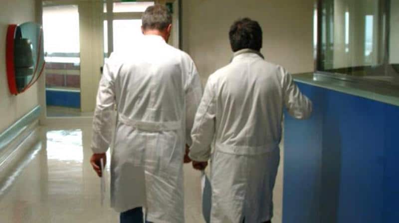 Ricoverato nel reparto di dermatologia, spacciava droga, arrestato