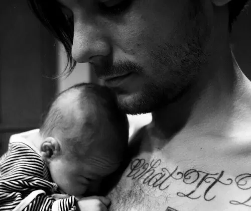 Louis-Tomlinson-ecco-le-tenere-prime-foto-con-suo-figlio-Freddie