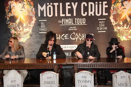 Mötley-Crüe-incidente-choc-a-Tommy-Lee-resta-bloccato-a-testa-in-giù-a-10-metri-di-altezza