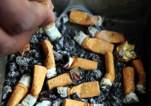 Dal-2-febbraio-multe-salate-per-chI-getta-i-mozziconi-a-terra-sanzioni-fino-a-300-euro
