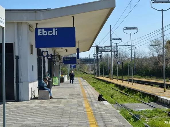 Eboli-capotreno-picchiato-con-calci-e-pugni-da-immigrati-che-filmano-l-aggressione