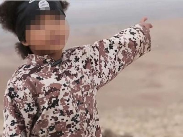 Isis, video choc bambino di 4 anni fa esplodere auto con 4 prigionieri