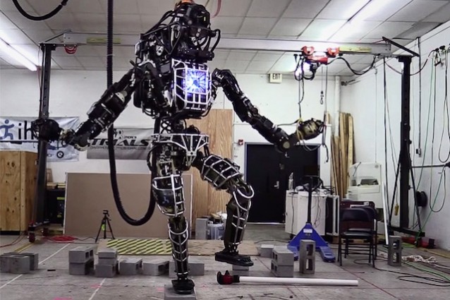 Atlas, il robot della Boston Dynamics che ha le sembianze umane ma che fa paura