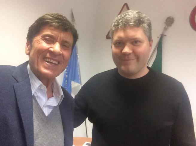 Scandicci, Gianni Morandi i vigili rimuovono il Suv e lui scatta un selfie