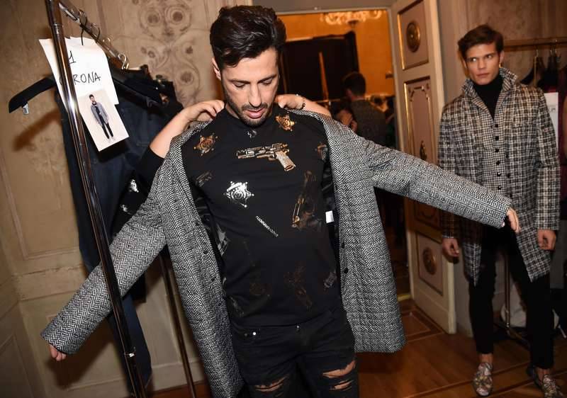 Fabrizio Corona modello per Roccobarocco con una T-shirt con le pistole