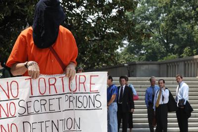 Usa, pentagono costretto a pubblicare foto choc torture sui detenuti
