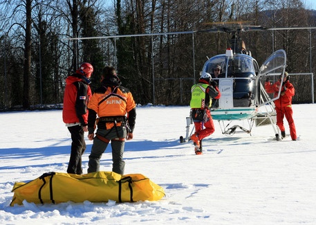 Maestro di sci di 37 anni sbatte violentemente il capo, morto sul colpo