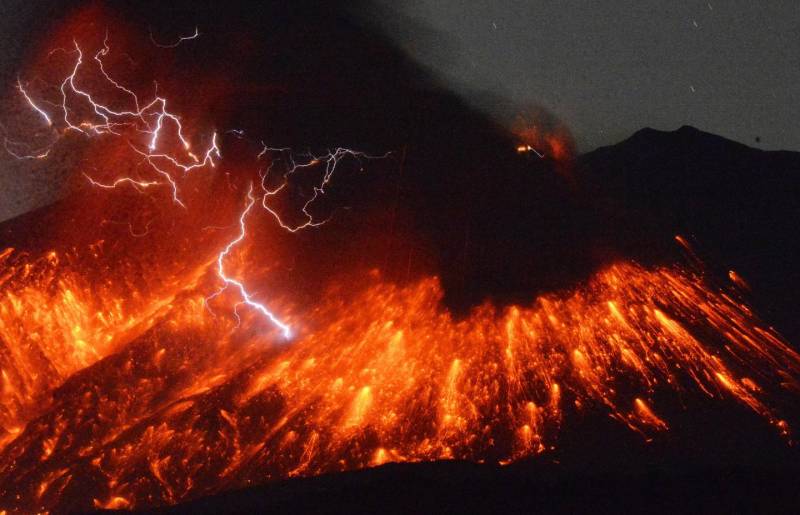Giappone violenta eruzione vulcano Sakurajima, paura per una centrale nucleare
