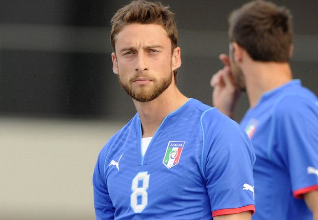 Attimi di terrore per Claudio Marchisio, quattro banditi armati fanno irruzione nel suo appartamento minacciando il calciatore e la moglie, poi sono fuggiti con gioielli e soldi