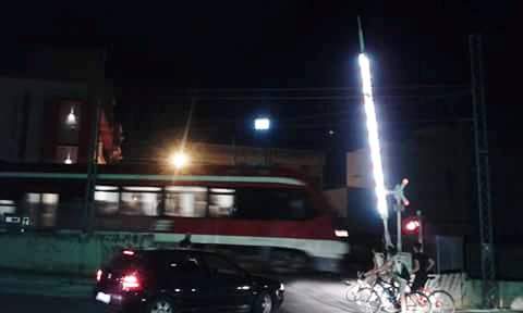 Ferrovie Sud Est e il passaggio a livello che si apre all’arrivo del treno