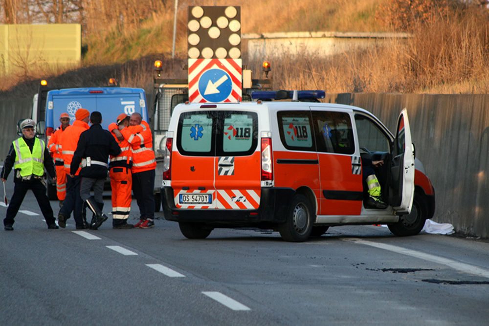 Modena, giovane donna rincorre il cane in tangenziale e viene travolta da un’auto