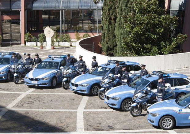 Polizia di Stato nuovo look la sua nuova flotta ha auto e moto della BMW