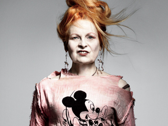 Sfilata Vivienne Westwood a Parigi, incidente sexy in passerella