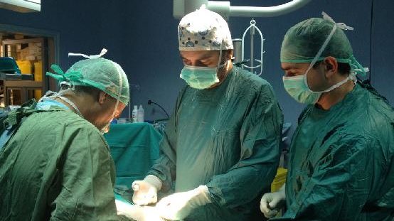 Ha forti dolori addominali , i medici lo ricoverano d’urgenza e trovano nel suo intestino un tesoro tutto d’oro