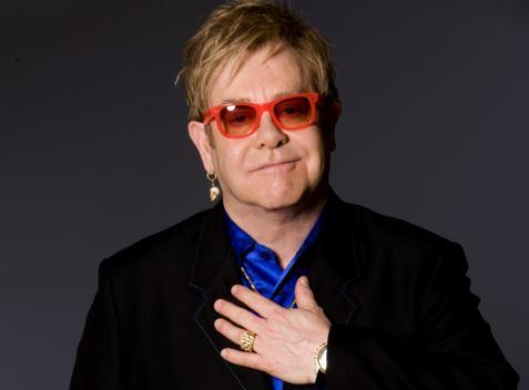 Elton John nei guai accusato dal suo bodyguard di molestie sessuali