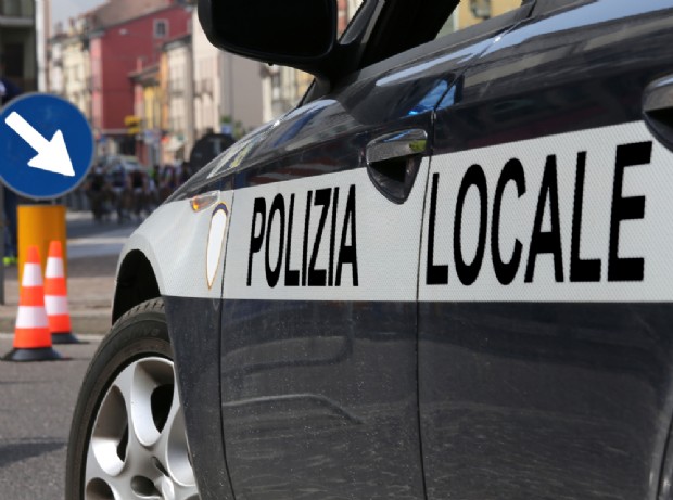 Trastevere, la polizia municipale chiude osteria, copertoni di camion vicino agli alimenti