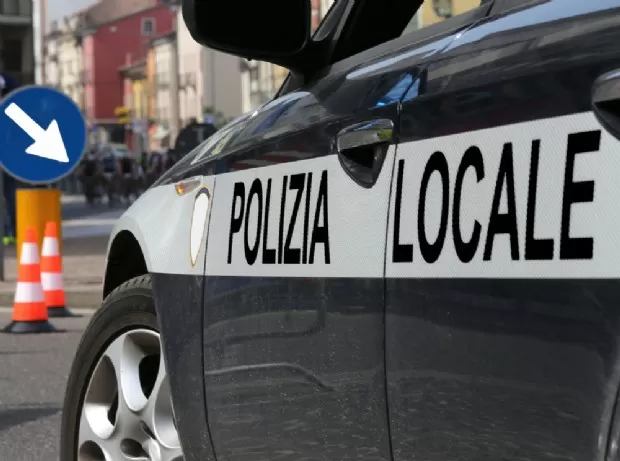 Roma-sigilli-a-nota-osteria-copertoni-e-materiali-di-risulta-accanto-al-cibo