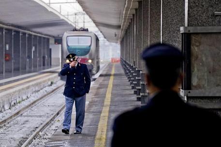 Napoli choc coppia si abbraccia e si butta sotto un treno morta la donna