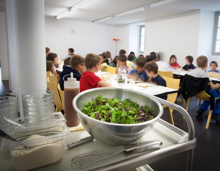 Senigallia-choc-un-bambino-trova-un-verme-nel-pranzo-a-scuola