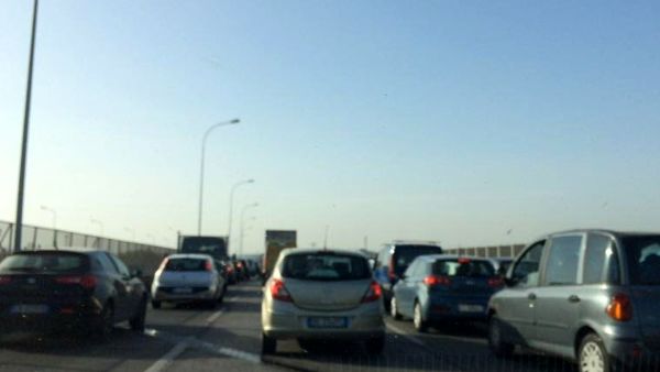 Bari, violento scontro in tangenziale nei pressi uscita Stanic tra due auto e un tir, traffico bloccato