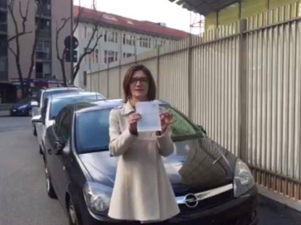 Milano-gaffe-di-Gelmini-basta-con-le-multe-ma-ha-alle-spalle-3-auto-in-divieto