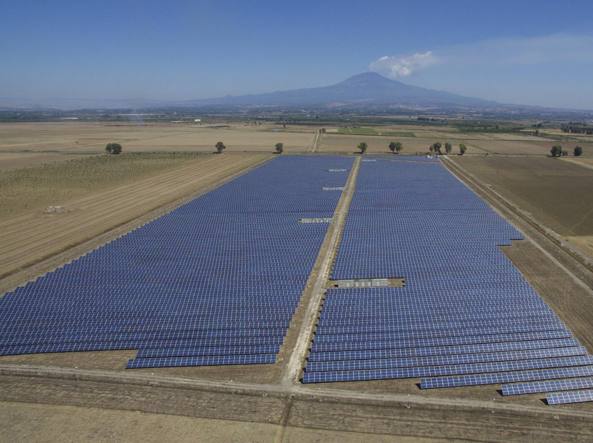 La finestra a pannelli trasparenti a grafene che produce energia pulita