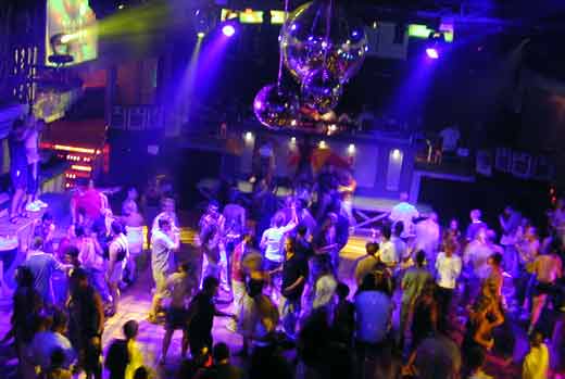 Monopoli, barese investe con un Suv quattro ragazzi all’uscita di una discoteca