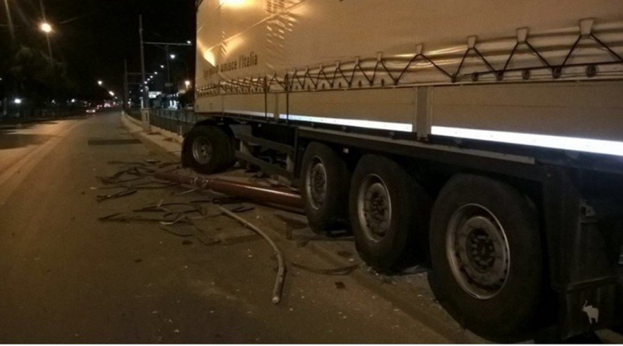 Palermo-tir-invade-binari-del-tram-traffico-per-molte-ore-in-tilt