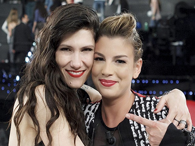 Amici 2016 seriale, Emma Marrone e Elisa vittime di uno scherzo hot