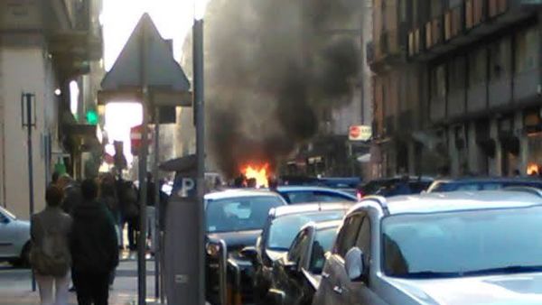 Bari, auto in fiamme in pieno centro tanto fumo e paura tra i passanti