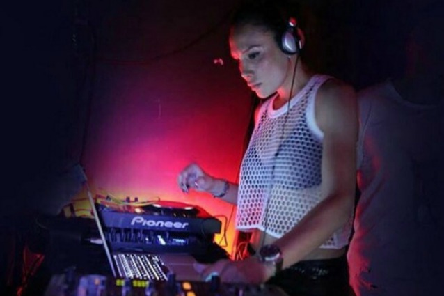 Nicole Minetti torna sempre più provocante come Deejay ad Ibiza