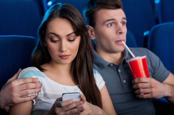 Chattare anche al cinema si può, in arrivo sale phone friendly