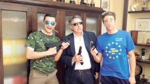 Cosenza, furiose polemiche per foto di un preside con un'arma in pugno