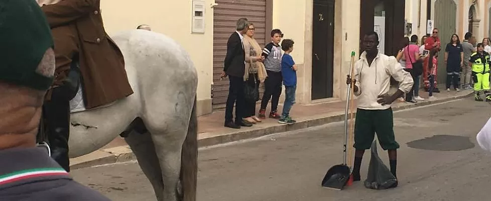 Bitonto, corteo storico usati profughi per pulire lo sterco cavalli, spiegazione non avevamo soldi per pagare impresa di pulizia