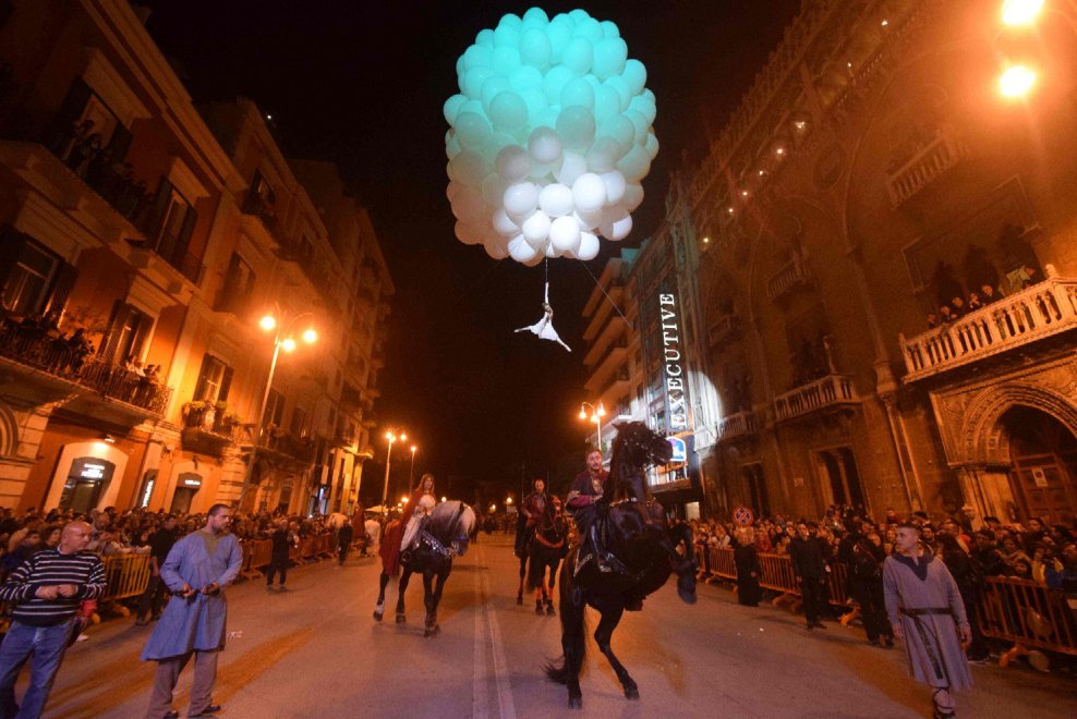 Bari, festa di San Nicola ieri gran spettacolo corteo storico, orario oggi fuochi d’artificio