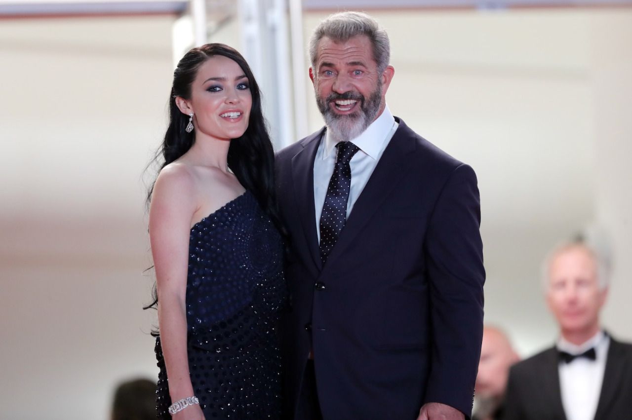 Cannes, Mel Gibson presenta a Cannes il suo ultimo film e la giovanissima fidanzata di soli 25 anni