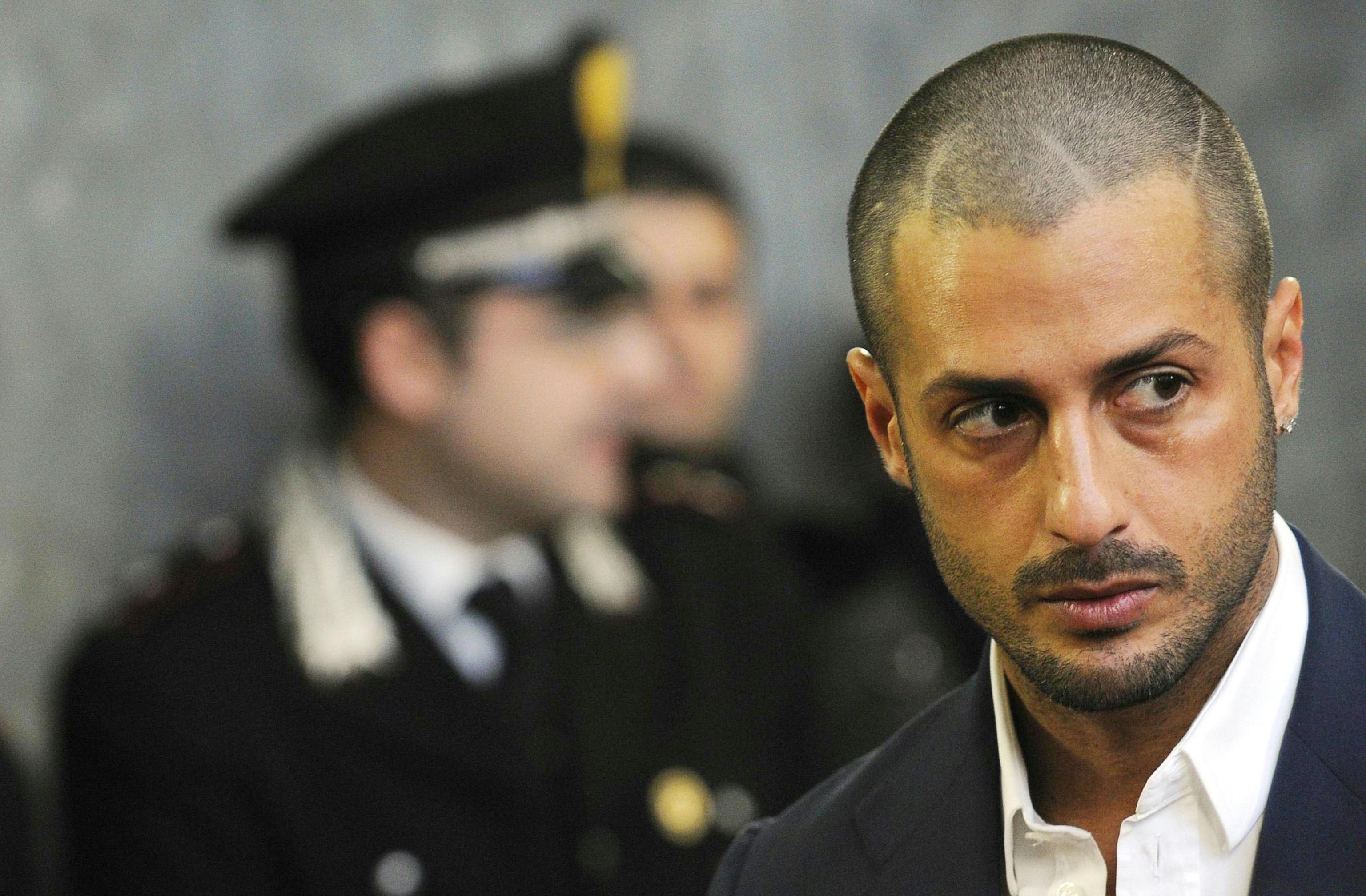 Fabrizio Corona fermato dai Carabinieri per un controllo, l’amico aveva la patente non in regola