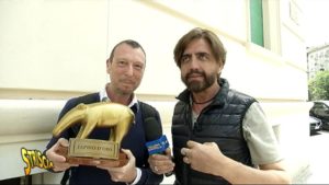 Gaffe Amadeus prima la parolaccia in diretta Tv, poi il Tapiro di Striscia la Notizia