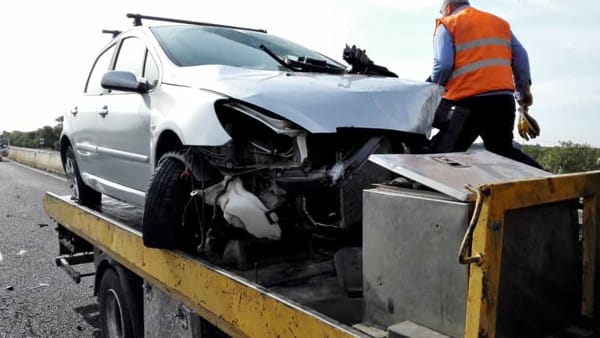 Torre Guaceto, auto sbanda paurosamente e si ribalta, grave donna barese