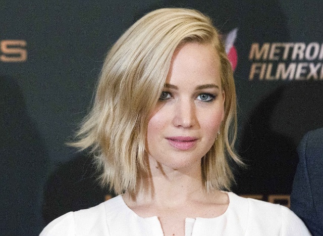 Jennifer Lawrence si lamenta, troppi ammiratori ci sono 10 mila uomini che dormono sotto casa