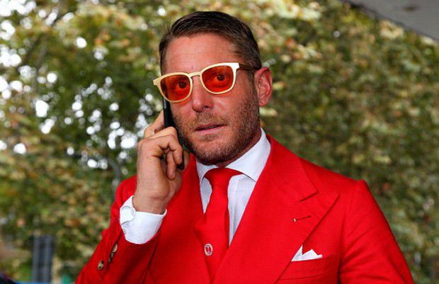 Lapo Elkann bacia in bocca all’improvviso Uma Thurman, l’attrice resta impietrita