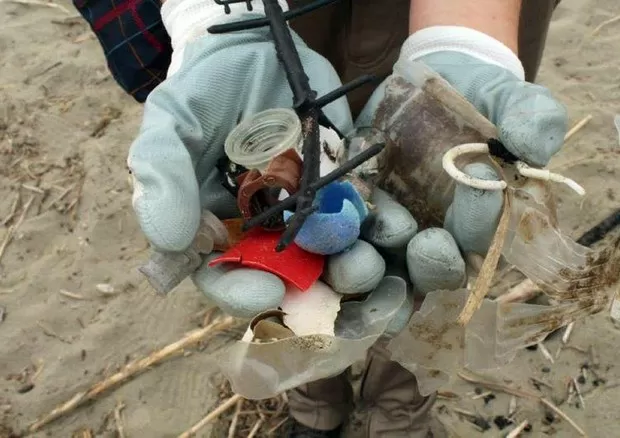 Legambiente spiagge come discariche sommerse da un mare di plastica