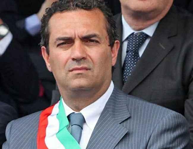 Luigi De Magistris choc attacca il premier: Renzi, vattene a casa! Devi avere paura! Ti devi cagare sotto