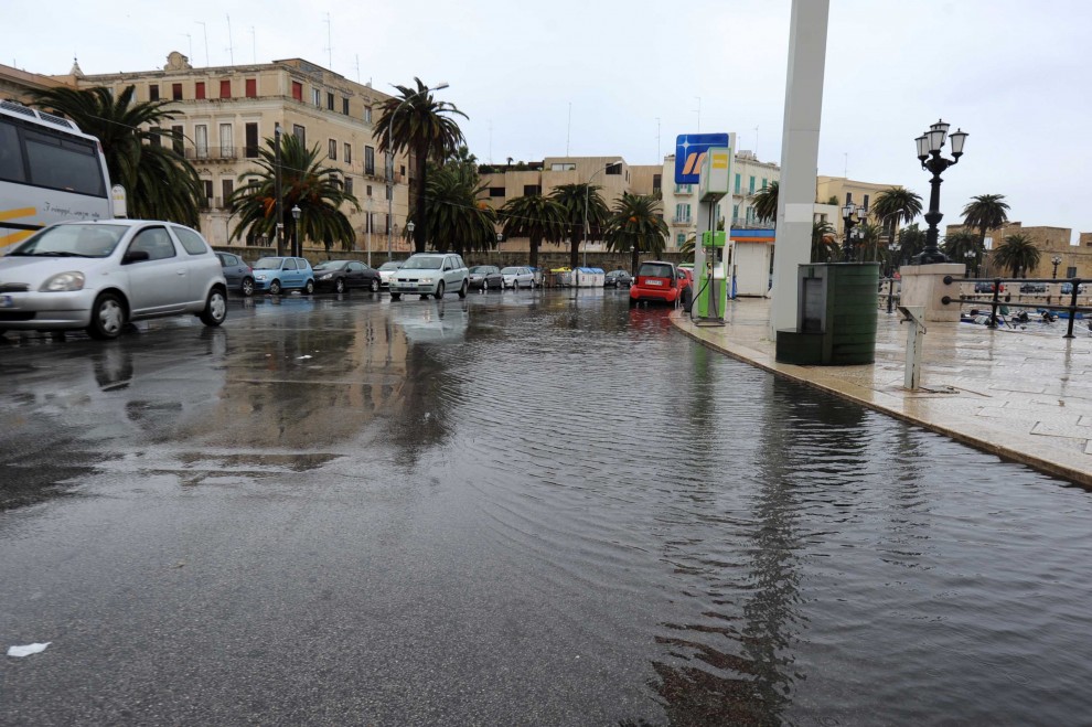 Maltempo situazione drammatica in alcune zone di Bari, Molfetta e Corato dove si gira con i gommoni, a rischio Bari–Trapani?