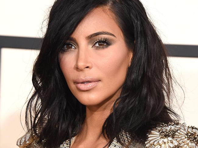Monica Bellucci e Kim Kardashian si scattano insieme un selfie, deliro dei fan
