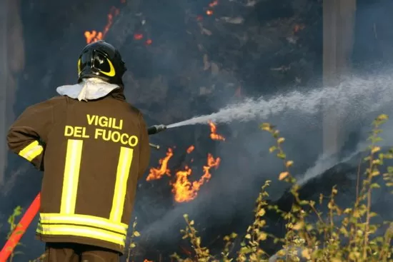 Pauroso incendio sulla strada provinciale 231, rogo in un capannone le fiamme si vedono a due chilometri di distanza